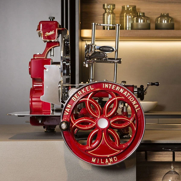 Слайсер Berkel Flywheel (Volano) B114 красный на подставке