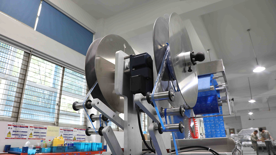 Автоматическая термоформовочная машина Hualian Machinery HVR-420A (220*76.8*50 мм; 300*76.8*50 мм; вод.охл., газ., этикетировщик)