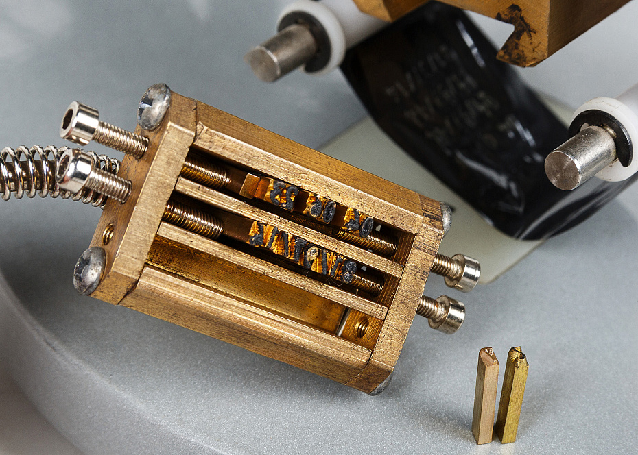 Датер Hualian Machinery DY-8 (I)