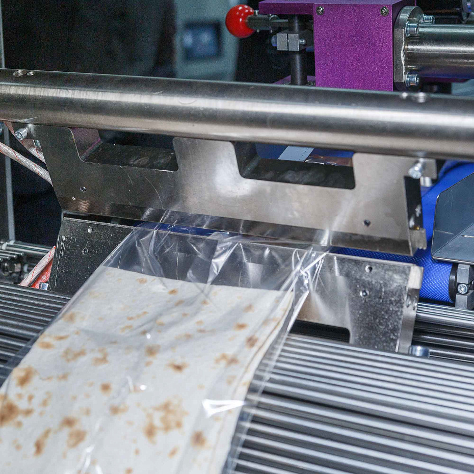 Горизонтальная упаковочная машина Hualian Machinery DXDZ-600XD (лент. 250 мм, рег.форм., S 400, L 180-500, H-120, трансп.попереч.запайки)