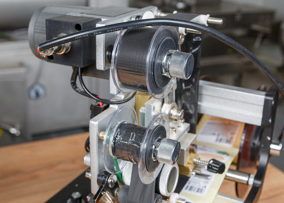Полуавтоматический отделитель этикеток Hualian Machinery HL-102(с датером)