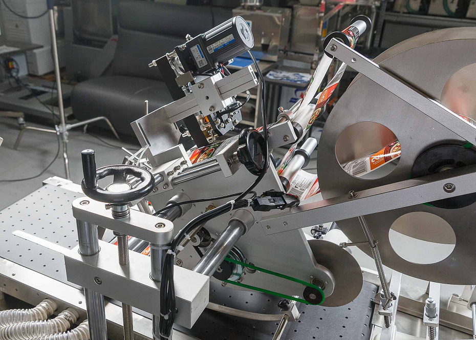 Автоматический этикетировщик для пакетов Hualian Machinery HLMT-280P (вакуумный захват, термотрансферная печать)