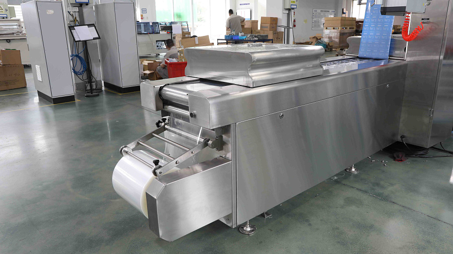 Автоматическая термоформовочная машина Hualian Machinery HVR-420A (220*76.8*50 мм; 300*76.8*50 мм; вод.охл., газ., этикетировщик)