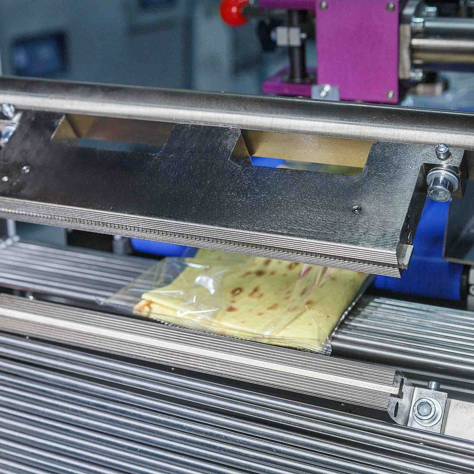 Горизонтальная упаковочная машина Hualian Machinery DXDZ-600XD (лент. 250 мм, рег.форм., S 400, L 180-500, H-120, трансп.попереч.запайки)