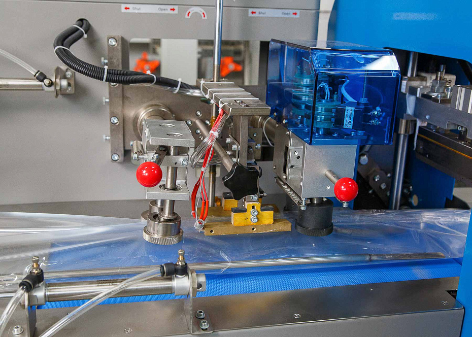 Горизонтальная упаковочная машина Hualian Machinery DXDZ-450XV (нерж.) с вакуумом (3 сервопривода, насос 100 м3/ч, лент. 200 мм, мин. пакет Д-130 мм, макс. В-100 мм)
