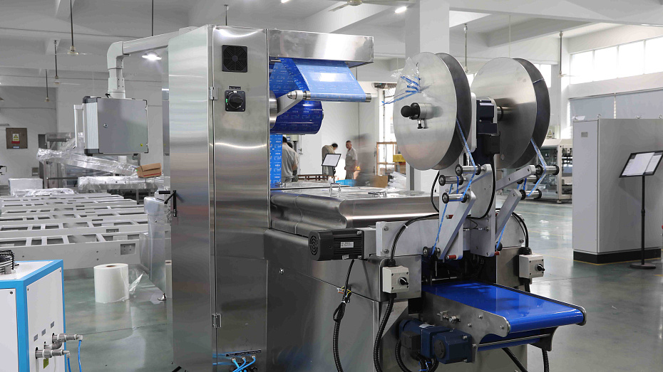 Автоматическая термоформовочная машина Hualian Machinery HVR-420A (220*76.8*50 мм; 300*76.8*50 мм; вод.охл., газ., этикетировщик)