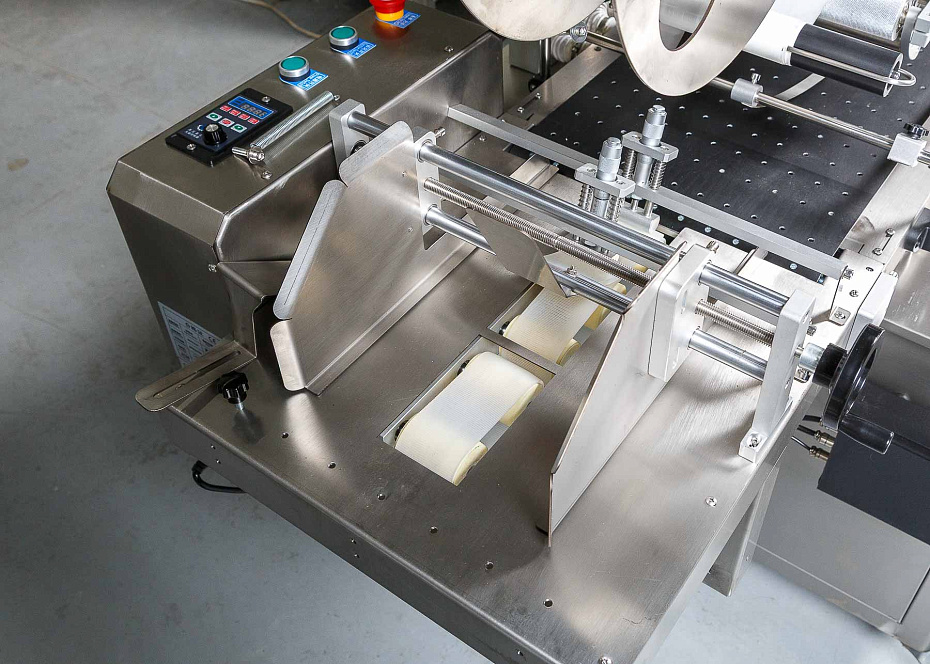 Автоматический этикетировщик для пакетов Hualian Machinery HLMT-280P (вакуумный захват, термотрансферная печать)