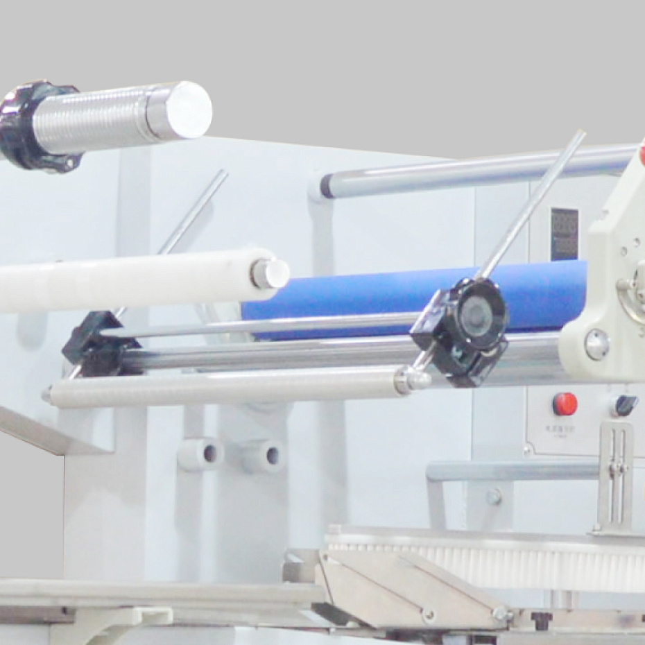 Горизонтальная упаковочная машина Hualian Machinery DXDZ-590A/180 для ПОФ (3 сервопривода, пакет Д. 150-350 мм, шаг толкателей 330 мм, пакет Ш. 30-180 мм, В 30-105 мм)