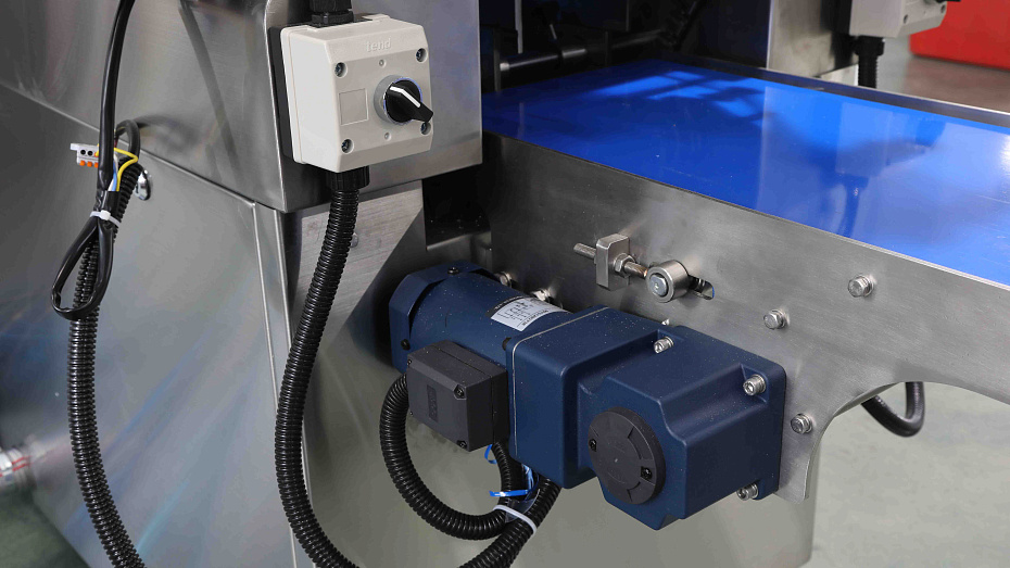 Автоматическая термоформовочная машина Hualian Machinery HVR-420A (220*76.8*50 мм; 300*76.8*50 мм; вод.охл., газ., этикетировщик)