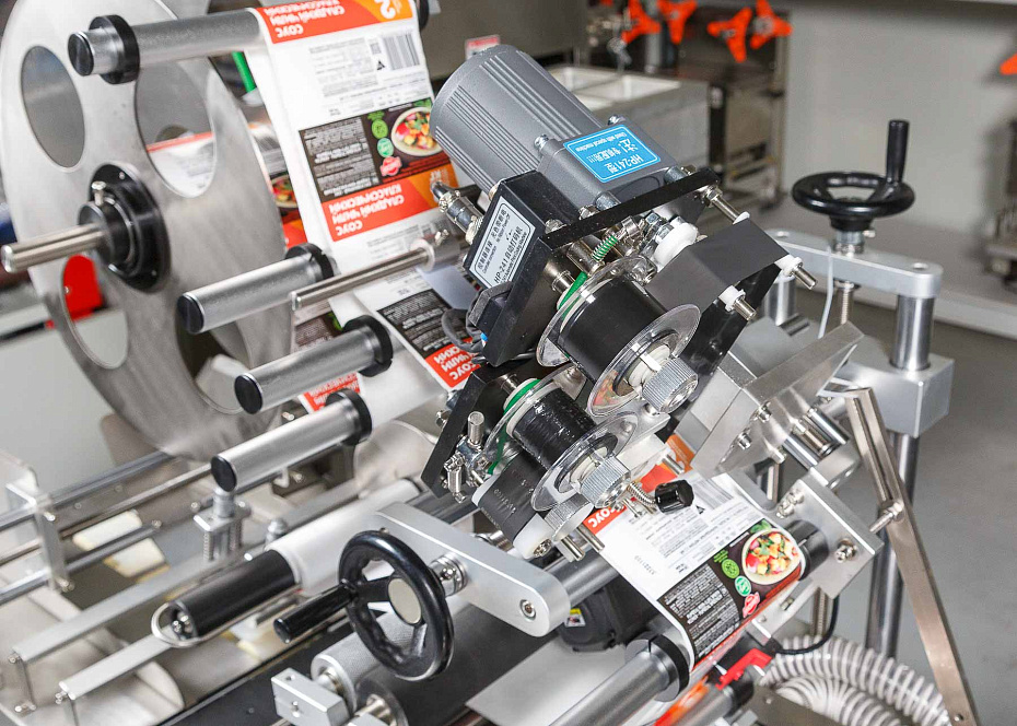 Автоматический этикетировщик для пакетов Hualian Machinery HLMT-280P (вакуумный захват, термотрансферная печать)